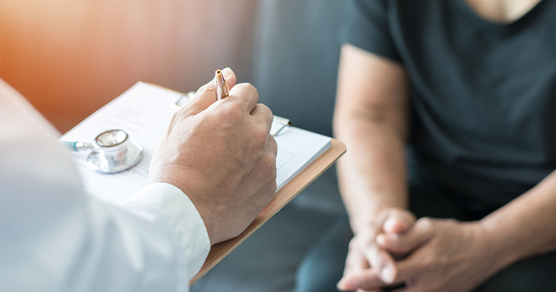 3 เคล็ดลับก่อนผ่าตัดต้อกระจก ให้มองชัดเหมือนตอนอายุ 30!